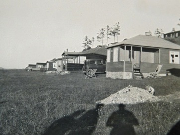 VED STRANDEN 10 - LYSTRUP STRAND, huset Erik, bagved ses Ford A og Swell.jpg VED STRANDEN 10 - LYSTRUP STRAND, huset Erik, bagved ses Ford A og Swell.jpg